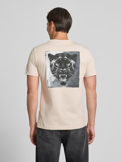 Männermodel trägt Regular Fit T-Shirt mit Label-Print von Antony Morato, beige Farbe, reine Baumwolle, Rückenlänge 70 cm, Ganzkörperansicht Rückansicht.