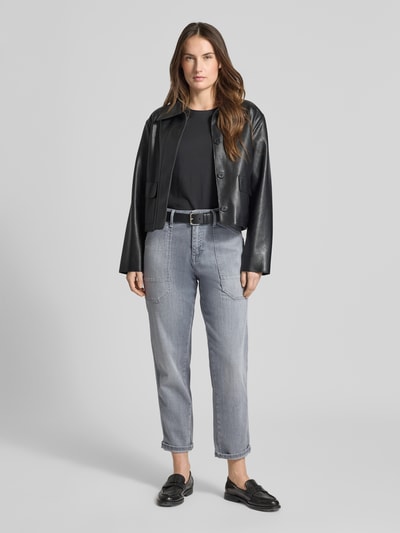 Frauenmodel trägt Jeans mit 5-Pocket-Design von MAC aus Baumwoll-Mix mit Stretch-Anteil, gerader Schnitt, hellgrau, Ganzkörperansicht von vorne.