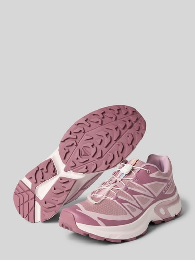 Produktfoto, Sneaker mit profilierter Sohle Modell 'XT-EVR' von Salomon in Rosa und Weiß mit abgerundeter Spitze und Schnürung, Damen Sneaker, Absatzhöhe 3 cm, Schafthöhe 5 cm, Schaftweite 6 cm, strukturierte Textur und dynamische Form.