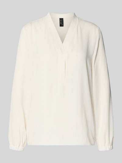 Produktfoto, Bluse mit V-Ausschnitt und Label-Detail von Marc Cain in Offwhite, Loose-Fit, elastische Ärmelabschlüsse, glatte Baumwollstruktur, Rückenlänge 46 cm, Ärmellänge 60 cm, geeignet für Damen