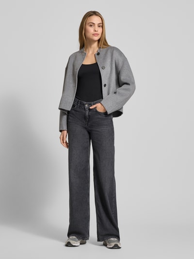 Kobiece modelka nosi Wide Leg Jeans Modell 'FLUNG' od Drykorn z mieszanki bawełny i lyocellu, wpuszczane kieszenie, szerokie nogawki, kolor ciemnoszary, rozmiar 27/34, szerokość pasa 41 cm, długość nogawki 82 cm, widok całej sylwetki z przodu.