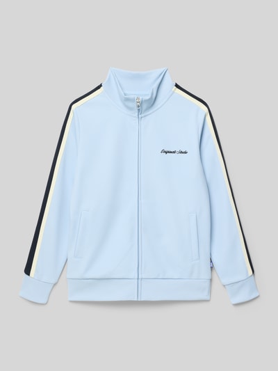 Produktfoto, bluza rozpinana model 'COTEDAZUR' od Jack & Jones z mieszanki lnu, krój regular fit, stójka, zamek błyskawiczny, wpuszczane kieszenie, wyhaftowany napis, detal z logo, jasnoniebieska z czarnymi i kremowymi paskami na rękawach, gładka tekstura