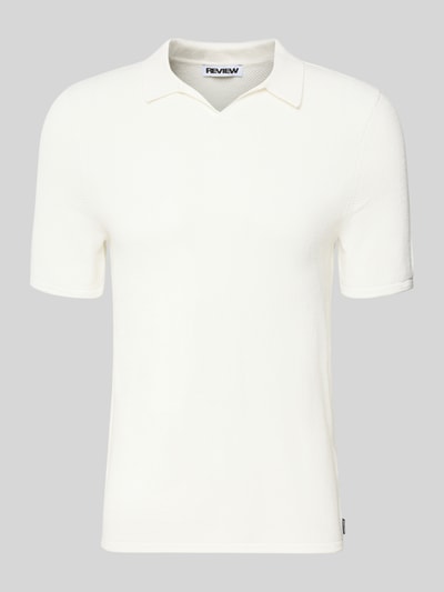 Produktfoto, Slim Fit Poloshirt mit Strukturmuster von REVIEW in Weiß mit V-Ausschnitt, reine Baumwolle, Herrenmodell, feine Textur.