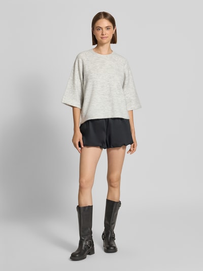 Kobiece modelka nosi jasnoszary sweter o kroju regular fit z rękawami o dł. 3/4 model 'SIMONI' od ONLY, przód, zdjęcie całej sylwetki
