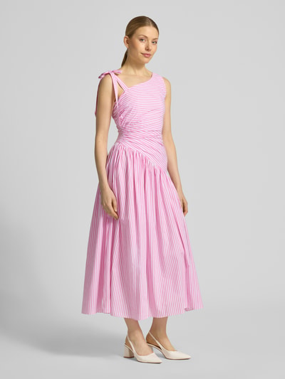 Modelka nosi Midikleid in asymmetrischem Look od Little Mistress, różowo-białe paski, drapowania, krój slim fit, szerokość w rozmiarze 36: 39 cm, długość tyłu: 129 cm, widok całej sylwetki z przodu.