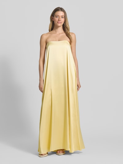 Frauenmodel trägt Abendkleid mit Bandeau-Ausschnitt von Swing aus Material-Mix mit Stretch-Anteil in Gelb, A-Linie, Maxikleid, Ganzkörperansicht von vorne. Rückenlänge 131 cm, Brustweite 41 cm in Größe 36.