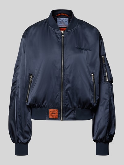 Produktfoto, donkerblauwe 'Bomberjacke mit Reißverschlusstasche am Ärmel' van Original Bombers, losjes gesneden, steekzakken met drukknoop, elastische boorden, logo-stiksel, label-patch, schouderbreedte 50 cm, borstwijdte 58 cm, mouwlengte 61 cm, ruglengte 49 cm, gladde stof met lichte glans