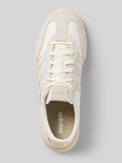 Produktfoto, Sneaker mit Schnürverschluss Modell 'BARREDA' von adidas Sportswear aus Echtleder mit abgerundeter Spitze, Label-Detail und strukturierter Sohle, cremeweiße und beige Farbtöne, Absatzhöhe 5 cm, Schafthöhe 7 cm, Schaftweite 6 cm.