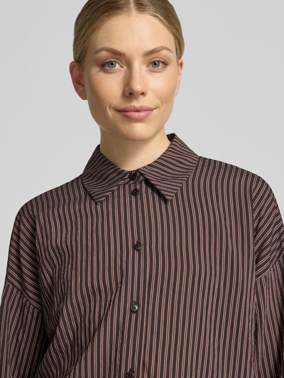 Vrouwenmodel draagt Relaxed Fit blouse met oversneden schouders Model 'CLOELIA' van DRYKORN, Viscosemix, all-over look, overhemdkraag, knoopsluiting, Nahaufnahme bovenlichaam.