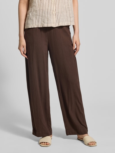 Frauenmodel trägt Stoffhose aus Viskose-Leinen-Mix mit elastischem Bund von Jake*s Casual, braun, Relaxed-Fit, Tunnelzug, Nahaufnahme Unterkörper.