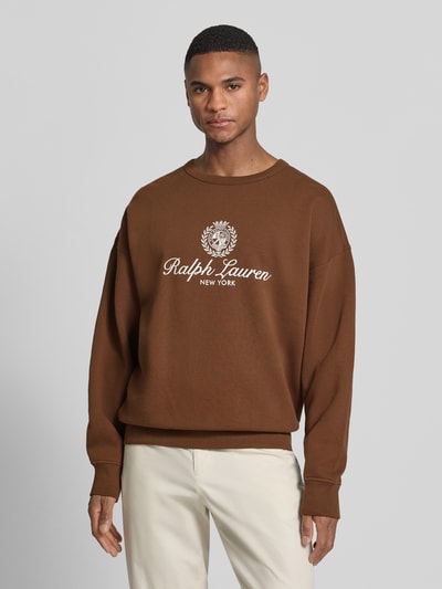Männermodel trägt Regular Fit Sweatshirt aus Baumwoll-Mix von Polo Ralph Lauren, Optik: Unifarben, Label-Print, Ganzkörperansicht von vorne.