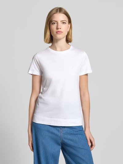 Frauenmodel trägt T-Shirt mit Rundhalsausschnitt und Motiv-Stitching von JOOP!, reine Baumwolle, gerader Schnitt, weiß, Ganzkörperansicht von vorne.