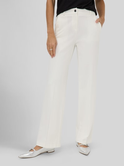 Vrouwenmodel draagt Wide Leg Hose aus Viskose-Mix van Brax in effen kleuren met steekzakken en paspelzak, viscosemix, frontale close-up.