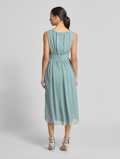 Frauenmodel trägt Cocktailkleid mit Rundhalsausschnitt und Taillenband von Swing aus Chiffon in Hellblau, taillierter Schnitt, Midikleid, Rückenlänge bei Größe 36: 118 cm, Brustweite bei Größe 36: 40 cm, Ganzkörperansicht Rückansicht