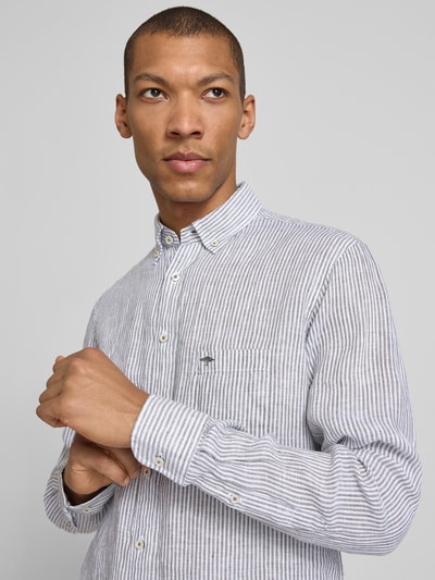 Männermodel trägt Slim Fit Leinenhemd mit Button-Down-Kragen von Fynch-Hatton, gestreiftes Muster, Nahaufnahme Oberkörper.