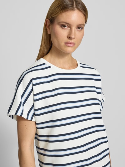 Frauenmodel trägt Damen T-Shirt mit Rundhalsausschnitt Modell 'BARNI' von Soyaconcept im Material-Mix mit Modal-Anteil, Relaxed-Fit, Querstreifen in Weiß und Blau, Nahaufnahme Oberkörper.