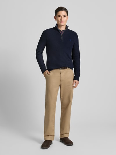 Männermodel trägt Regular Fit Troyer mit Label-Stitching von Polo Ralph Lauren aus Reiner Baumwolle in Dunkelblau, Ganzkörperansicht von vorne.