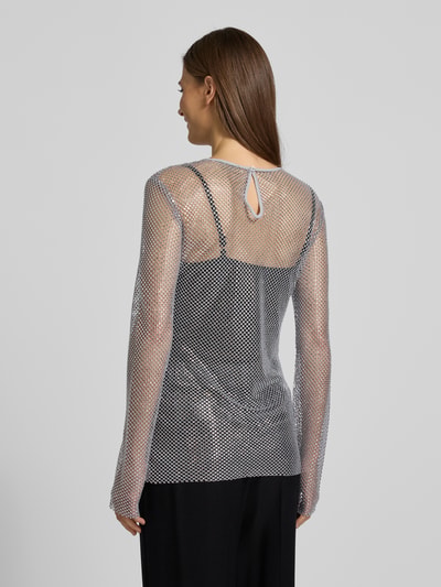 Frauenmodel trägt Longsleeve mit Lochstickerei Modell 'LOPEROSO' von Marella, Material-Mix mit Stretch-Anteil, Regular-Fit, Rundhalsausschnitt, Rückenlänge 69 cm bei Größe S, feine Netzstruktur, silbergraue Farbgebung, Ganzkörperansicht Rückansicht.