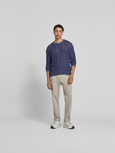 Mannenmodel draagt Regular Fit Pullover in breistructuur van Closed, katoenmix, semi-transparant, ronde hals, beige broek, frontaal totaalbeeld.