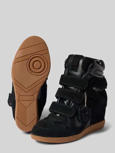 Produktfoto, Sneaker aus Leder-Mix Modell 'Mavis' von Steve Madden in Schwarz mit brauner Sohle, Keilabsatz, Klettverschluss, Damen Sneaker, abgerundete Passform, Absatzhöhe 2 cm, Schafthöhe 17 cm, Schaftweite 8 cm