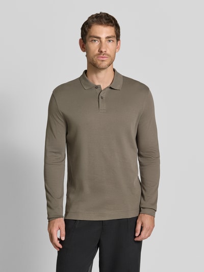 Männermodel trägt Regular Fit Poloshirt aus reiner Baumwolle von Christian Berg Men in Braun, Langarm, Polokragen, Ganzkörperansicht von vorne.