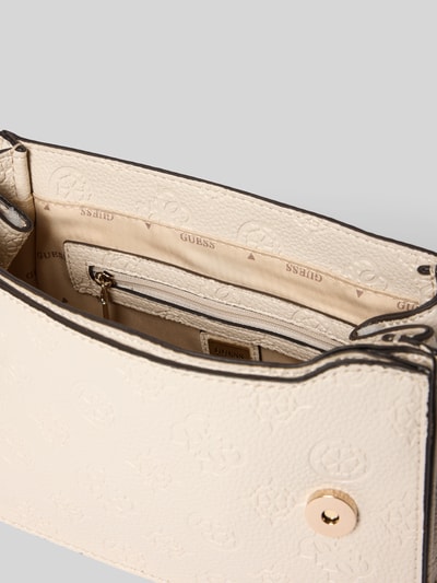 Produktfoto, cremefarbene Handtasche mit Label-Applikation Modell 'CRESIDIA II' von Guess, Magnetverschluss, Überschlag, Hauptfach, Innenansicht