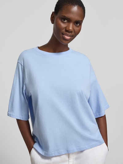 Frauenmodel trägt Boxy Fit T-Shirt aus Bio-Baumwolle Modell 'Derby' von Soyaconcept in Hellblau mit Rundhalsausschnitt, Damen T-Shirt, reine Bio-Baumwolle, Rückenlänge 57 cm bei Größe S, Nahaufnahme Oberkörper.