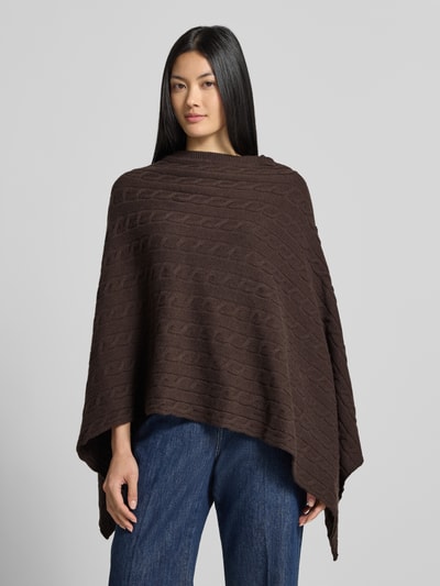 Modelka prezentuje brązowe ponczo z wełny jagnięcej o widocznej fakturze splotu, Poncho aus reiner Lammswolle von GANT, Ganzkörperansicht von vorne