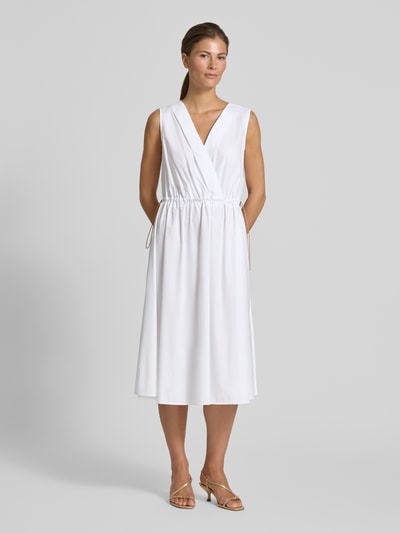 Frauenmodel trägt Knielanges Cocktailkleid mit Kordelzug und Kordelstoppern von Rinascimento aus Reine Baumwolle, Taillierter Schnitt, Knielänge, V-Ausschnitt, Kordelzug-Taille, glatte weiße Textur, Ganzkörperansicht von vorne.