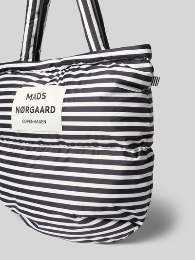 Produktfoto, Handtasche mit Steppnähten und Label-Detail von MADS NØRGAARD, schwarz-weiß gestreift, weiche Struktur, Tragehenkel, Allover-Look, Maße 43x35x15 cm, Schulterriemen 67 cm.