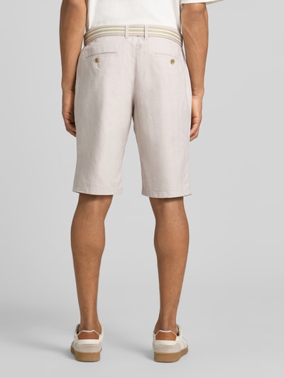 Männermodel trägt Bermudas mit französischen Eingrifftaschen und Gürtel von Christian Berg Men aus Baumwoll-Mix mit Stretch-Anteil, Ganzkörperansicht Rückansicht.