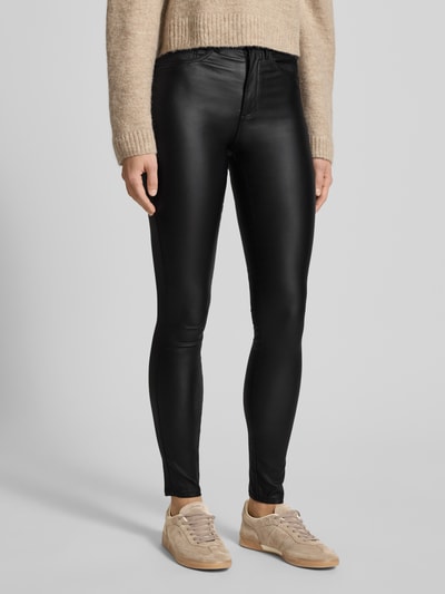 Kobiece model prezentuje Skinny Fit Jeans aus Viskose-Mix Modell 'ROYAL' od ONLY, powlekane, czarne, 5 kieszeni, zapięcie na guzik i zamek, widok z przodu na całą sylwetkę, długość wewnętrzna nogawki 74 cm, szerokość w pasie 68 cm.