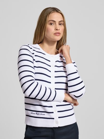 Modelka kobieca nosi Strickjacke mit Knopfleiste Modell 'RALHAN' od Lauren Ralph Lauren, białe tło, paski granatowe, bawełna, guziki, zbliżenie na górną część ciała, kontekst: regular fit, rękawy 62 cm, długość pleców 55 cm, okrągły dekolt, wykończenia prążkowane, haftowane logo.