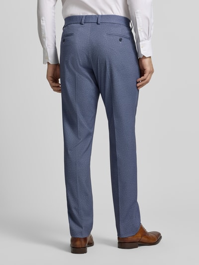 Mannenmodel draagt Stoffhose mit Gesäßtaschen van Christian Berg Men, rechte fit, blauwe stof, Franse steekzakken, achterzakken, volledige achteraanzicht.