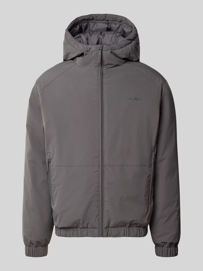Produktfoto, wattierte Jacke mit Kapuze und Reißverschlusstaschen von REVIEW, grau, schlichte Oberfläche, Regular Fit, Markenlogo.