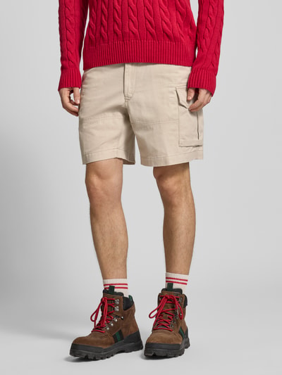 Männermodel trägt Relaxed Fit Cargoshorts aus reiner Baumwolle von Polo Ralph Lauren in Beige mit Webstruktur, unifarben, Ganzkörperansicht von vorne.
