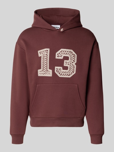 Produktfoto, Hoodie mit Ketten-Stickerei und Känguru-Tasche von REVIEW, braun, Baumwoll-Mix, Regular-Fit, Stickerei auf Front, Struktur glatt