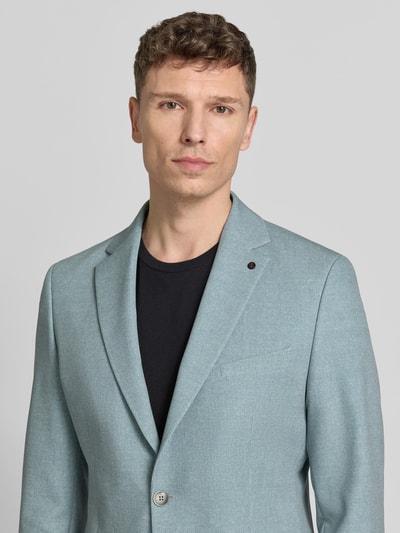 Männermodel trägt Sakko mit Pattentaschen Modell 'NICK' von Zuitable in hellblau, Material-Mix, Nahaufnahme Oberkörper.