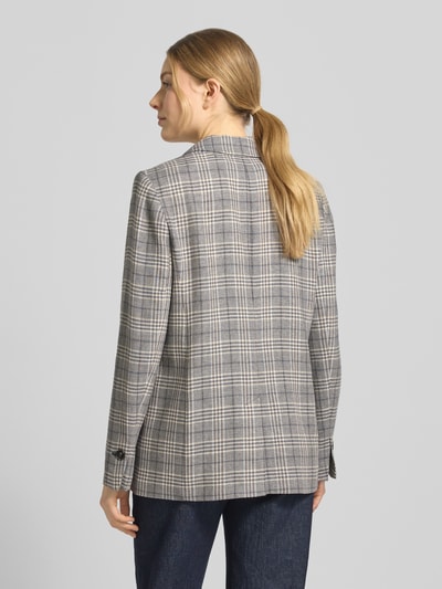 Frauenmodel trägt Blazer mit Reverskragen von WHITE LABEL in karierter Optik, gerade Passform, Zwei-Knopfleiste, Rückenansicht Ganzkörperansicht.