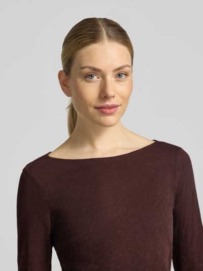 Frauenmodel trägt Regular Fit Langarmshirt aus reiner Baumwolle von Marc O'Polo, dunkelbraun, glatte Textur, Nahaufnahme Oberkörper, Damen Langarmshirt von Marc O'Polo.