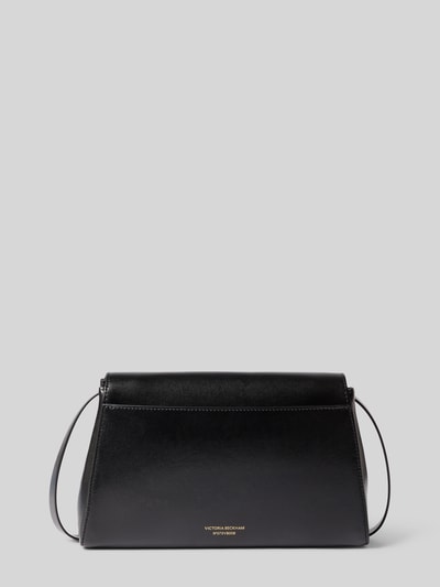 Produktfoto, Crossbody Bag mit Klickverschluss von Victoria Beckham in Schwarz, glatte Oberfläche, schmaler Schulterriemen, goldene Label-Details, dezente Ziernähte, 25x18x6 cm, Steckfach innen, Hauptfach mit Überschlag.