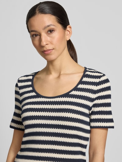 Frauenmodel trägt Strickshirt mit Rundhalsausschnitt von More & More in Allover-Look, Reine Baumwolle, Slim-Fit, Nahaufnahme Oberkörper.