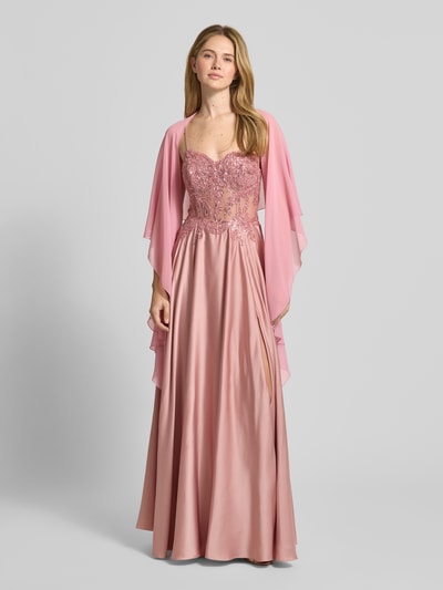 Modelka kobieca nosi Etola aus Chiffon mit Knopfverschluss von Vera Mont, szyfon, lekki materiał, zapięcie na guzik, pełny widok z przodu.