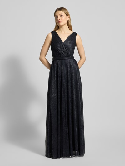 Frauenmodel trägt Schimmerndes Abendkleid mit V-Ausschnitt von TROYDEN COLLECTION in Dunkelblau mit Taillenband, Maxikleid, Ganzkörperansicht von vorne.