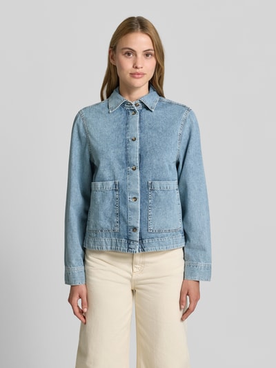 Frauenmodel trägt Jeansjacke mit aufgesetzten Taschen von Emily Van den Bergh in hellem Blau, Reine Baumwolle, Regular-Fit, Umlegekragen, Knopfleiste, Rückenlänge 55 cm, Schulterbreite 43 cm, Brustweite 50 cm, Ärmellänge 61 cm, Ganzkörperansicht von vorne.