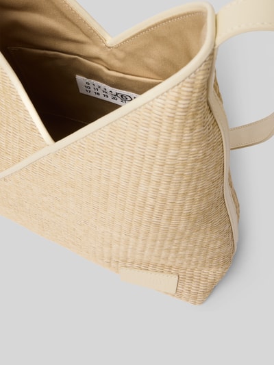 Produktfoto, Handtasche mit Logo-Detail von MM6 Maison Margiela in Flecht-Optik, offenes Hauptfach, Steckfach, beige Textur, Größe 18x28x10 cm