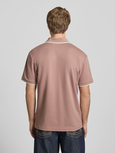 Männermodel trägt Regular Fit Poloshirt aus Baumwoll-Mix Modell 'TOMON' von Only & Sons, Optik: Unifarben, Ganzkörperansicht Rückansicht.