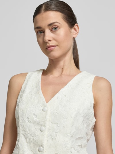 Frauenmodel trägt Regular Fit Weste mit Spitzenbesatz von V by Vera Mont, Material-Mix, V-Ausschnitt, Knopfleiste, Nahaufnahme Oberkörper.
