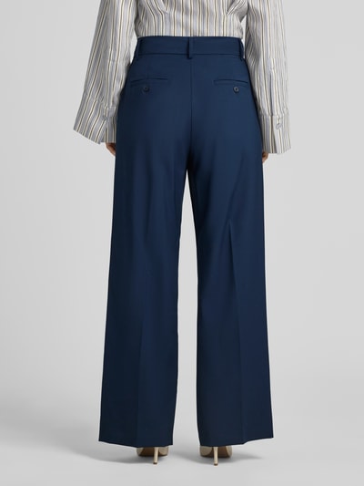 Frauenmodel trägt Weite Hose aus reiner Schurwolle Modell 'WKDVISIVO' von Weekend Max Mara in Dunkelblau mit glatter Textur, Ganzkörperansicht Rückansicht. Damen Weite Hose von Weekend Max Mara.