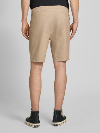 Męski model nosi Regular Fit Bermudas aus Baumwoll-Leinen-Mix Modell 'LINUS' von Only & Sons, efekt: jednolity kolor, krój regular fit, tunel, elastyczny ściągacz, wpuszczane kieszenie, kieszeń z tyłu, mieszanka bawełny i lnu. Ganzkörperansicht Rückansicht